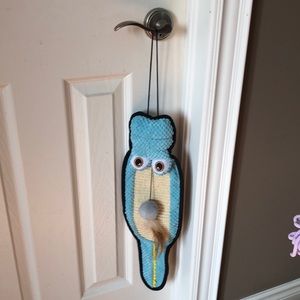 Hanging cat toy